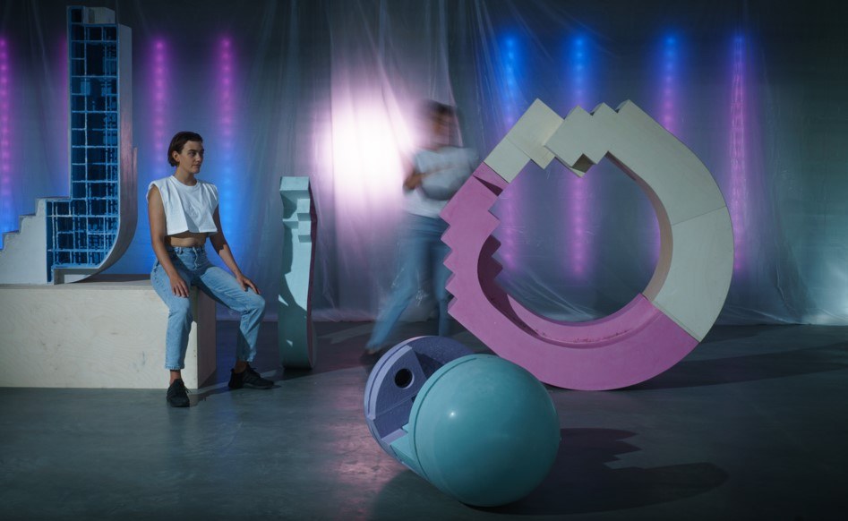 Susanne Grau (left) and Johana Kasperowitsch (right) in Animate concrete. Design studio and general concept: Samim Mehdizadeh, Oliver Tessmann (DDU/TU Darmstadt), choreography: Ashkan Afsharian with Johana Kasperowitsch and Susanne Grau