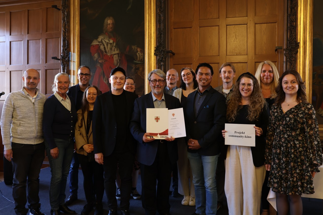 Mitglieder des Beirats für Integration, der Kulturfabrik Koblenz und Studierende der Kulturwissenschaft mit Dr. Eckhard Braun und Prof. Dr. Michael Klemm beim Festakt im Historischen Rathaussaal der Stadt Koblenz. Foto: J. Brötz