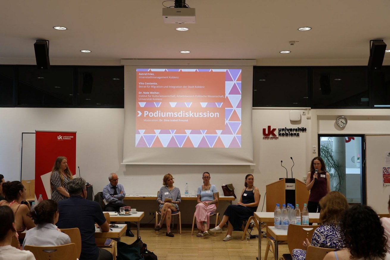 Eine Podiumsdiskussion rundete den Fachtag für Vielfalt und Demokratie 2026 ab. Bild: Universität Koblenz / Alina Koss