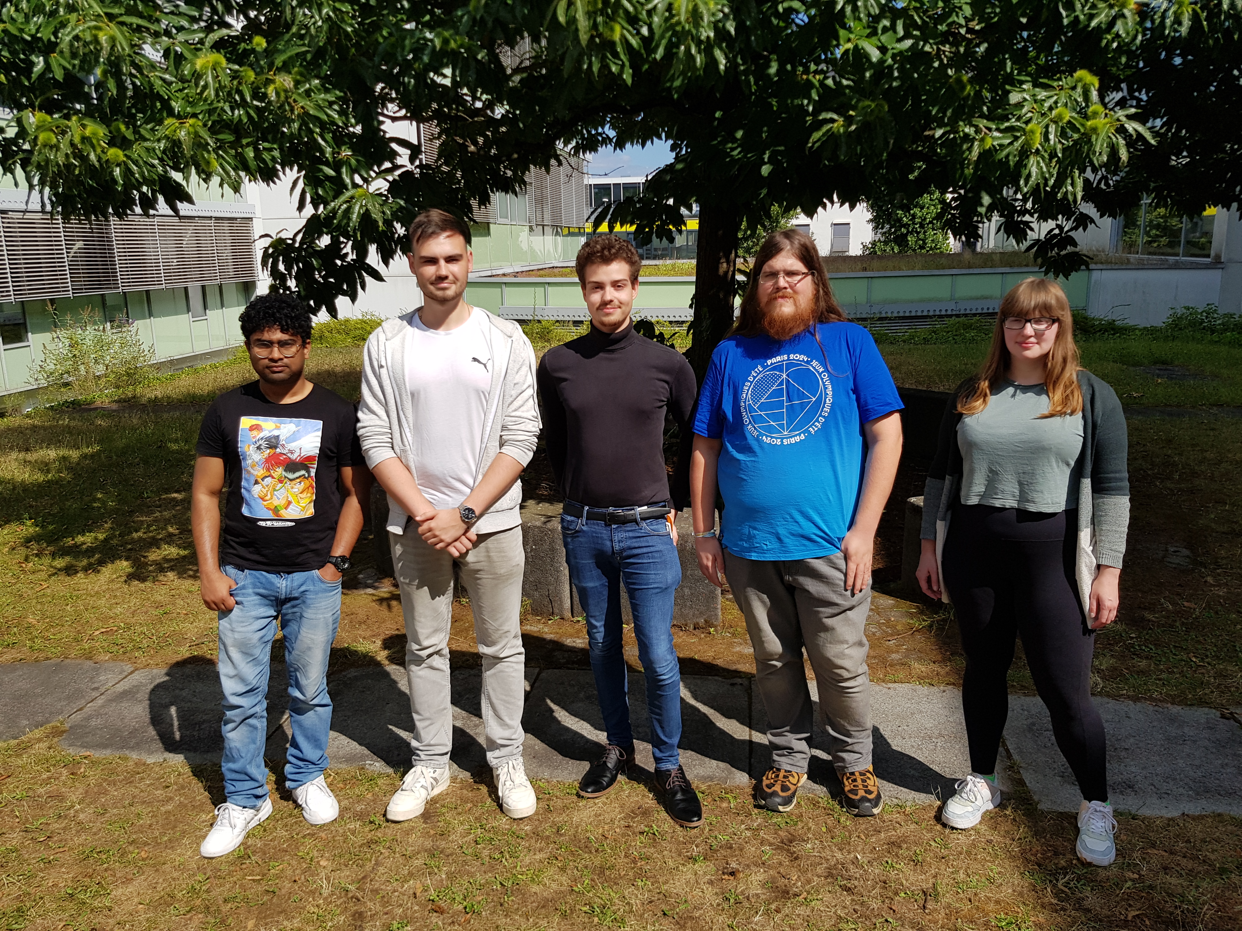 Sechs Personen stehen vor einem Gebäude: Justin, Bryan, Harsha, Marc, Myriele.