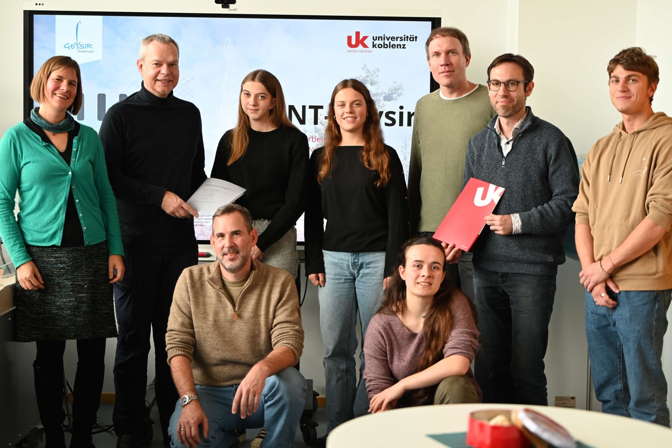 Studierende und Lehrende der Geographie/BioGeoWissenschaften übergeben für den Geysir Andernach entwickelte Materialien an Kooperationspartner Torsten Lamberz (2.v.l.). Bild: Liane Pohl/Universität Koblenz.