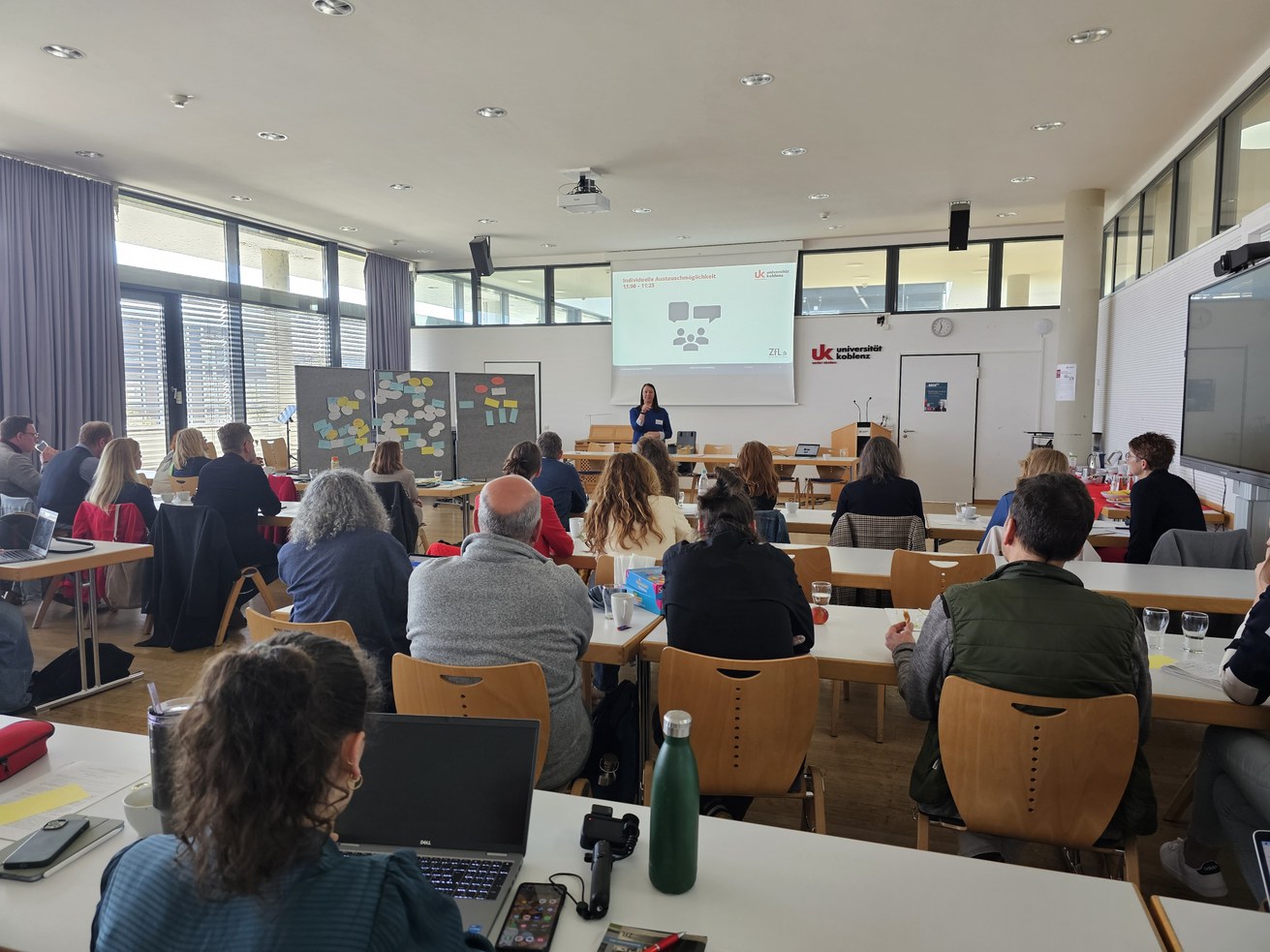 Gemeinsamer Einstieg: Die Vorstellung zentraler Inhalte aus Bildungswissenschaften und berufspraktischen Seminaren dient als Grundlage für den weiteren Austausch. Bild: Universität Koblenz/ZfL