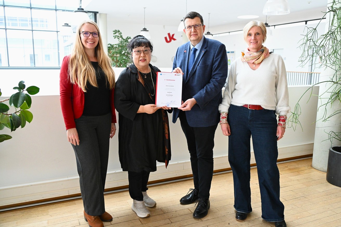 Prof Dr Hyo-Seon Lee (2nd from left), visiting professor from Kangnam University, being welcomed in October 2025 by University President Prof Dr Stefan Wehner (2nd from right), Prof Dr Wiebke Lohfeld (right) and Dr Felicitas Kexel (left). Photo: Christoph Asche