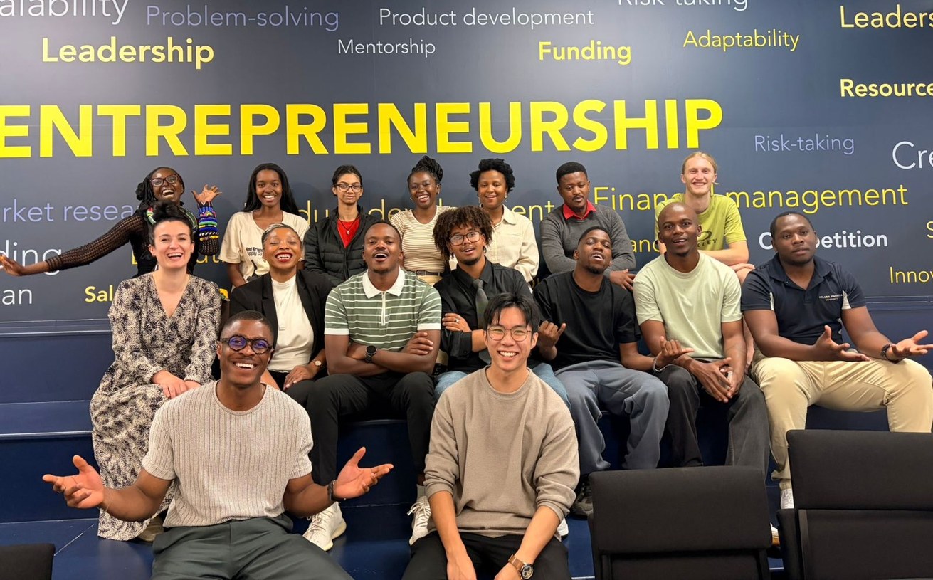 Lilla Grün (centre row, l.) and Derrick Vormawor (front, l.) from the University of Koblenz with students from the Mandela University Africa Hub (MUAH) at Nelson Mandela University. Photo: StArfrica